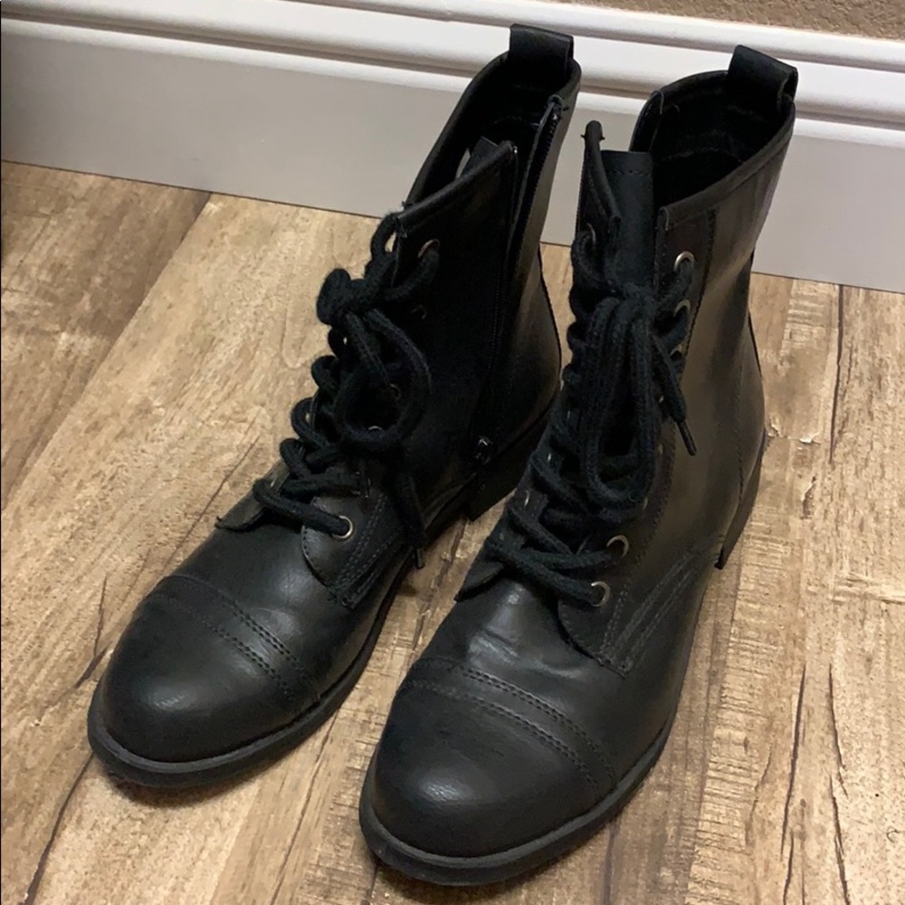 Black combat boots. Size 9. Worn once!!